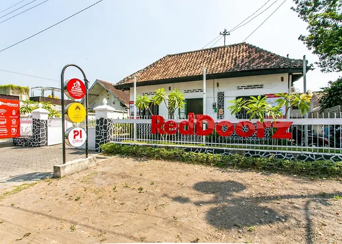RedDoorz Plus near Taman Sari 2 Yogyakarta